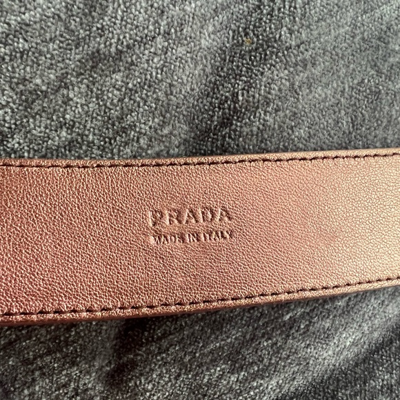 Auth. PRADA metallic dust pink leather belt with stone buckle, new without tags - Picture 4 of 13